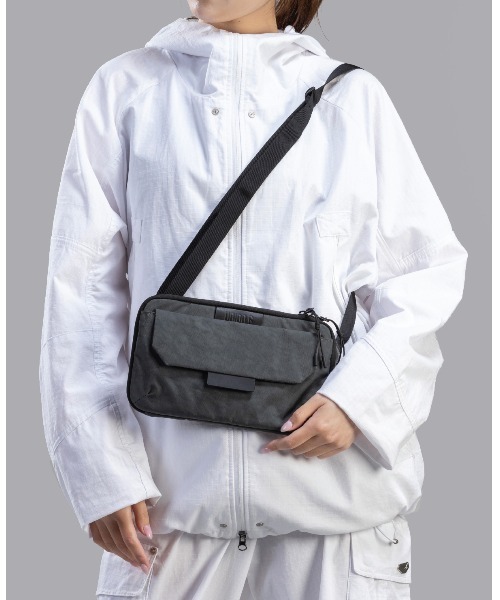 emonique(エモニーク)の「UNION6 クロスバッグ WIDE7 Crossbag(ボディバッグ/ウエストポーチ・メンズ・ブラック/グレー・FREE)」の9枚目の写真