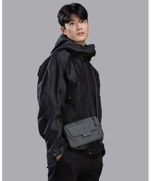 emonique(エモニーク)の「UNION6 クロスバッグ WIDE7 Crossbag(ボディバッグ/ウエストポーチ・メンズ・ブラック/グレー・FREE)」の11枚目の写真