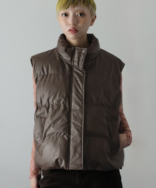 Ulysses（ユリシス）の「フェイクレザースタンドカラー中綿ベスト（ダウンベスト・レディース・ベージュ/ブラウン/ブラック・F）」の2枚目の写真