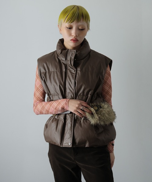 Ulysses（ユリシス）の「フェイクレザースタンドカラー中綿ベスト（ダウンベスト・レディース・ベージュ/ブラウン/ブラック・F）」の15枚目の写真
