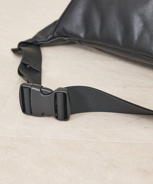 ABAHOUSE（アバハウス）の「【YArKA/ヤーカ】big size body bag / 横長ウエストポーチ/大容量/ Y2508ARB79（ボディバッグ/ウエストポーチ・メンズ・ブラック・フリー）」の7枚目の写真