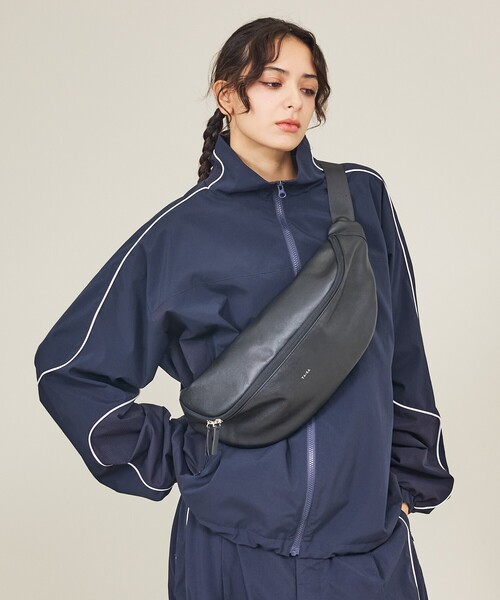 ABAHOUSE（アバハウス）の「【YArKA/ヤーカ】big size body bag / 横長ウエストポーチ/大容量/ Y2508ARB79（ボディバッグ/ウエストポーチ・メンズ・ブラック・フリー）」の2枚目の写真