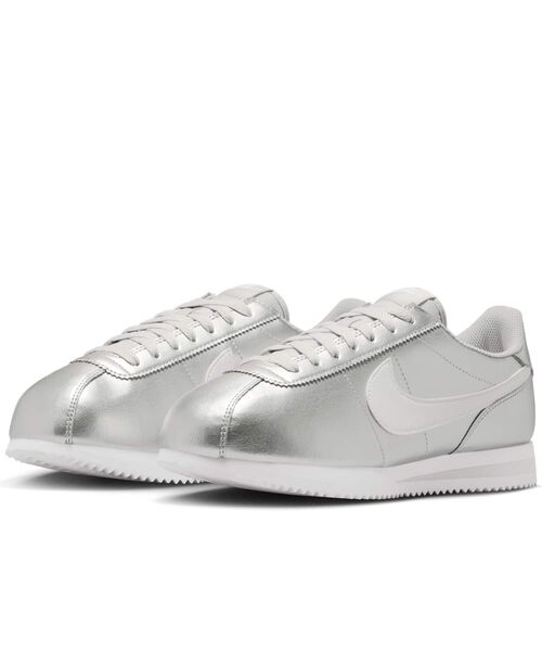 NIKE（ナイキ）の「ナイキ コルテッツ ウィメンズシューズ / Nike Cortez Women's Shoes IR0042-001 Metallic Silver（スニーカー・レディース・シルバー・22/26/25.5/25/24.5/24/23.5/23/22.5）」の12枚目の写真