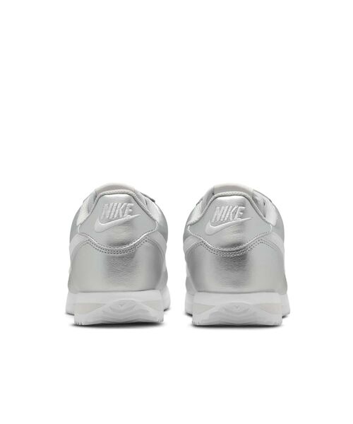 NIKE（ナイキ）の「ナイキ コルテッツ ウィメンズシューズ / Nike Cortez Women's Shoes IR0042-001 Metallic Silver（スニーカー・レディース・シルバー・22/26/25.5/25/24.5/24/23.5/23/22.5）」の13枚目の写真