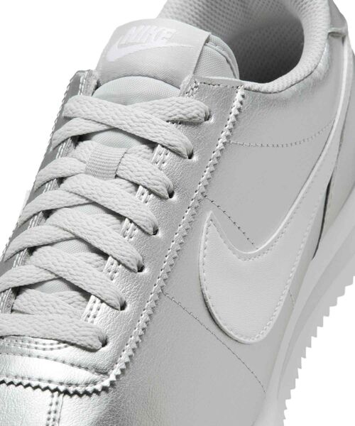 NIKE（ナイキ）の「ナイキ コルテッツ ウィメンズシューズ / Nike Cortez Women's Shoes IR0042-001 Metallic Silver（スニーカー・レディース・シルバー・22/26/25.5/25/24.5/24/23.5/23/22.5）」の14枚目の写真