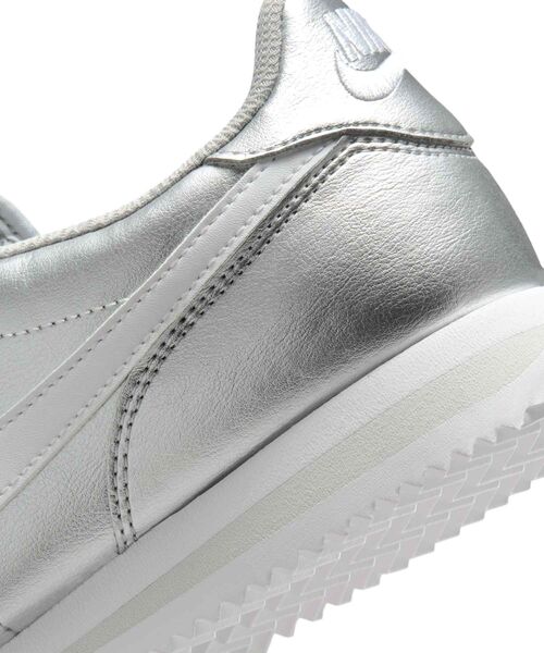 NIKE（ナイキ）の「ナイキ コルテッツ ウィメンズシューズ / Nike Cortez Women's Shoes IR0042-001 Metallic Silver（スニーカー・レディース・シルバー・22/26/25.5/25/24.5/24/23.5/23/22.5）」の15枚目の写真