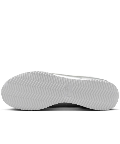 NIKE（ナイキ）の「ナイキ コルテッツ ウィメンズシューズ / Nike Cortez Women's Shoes IR0042-001 Metallic Silver（スニーカー・レディース・シルバー・22/26/25.5/25/24.5/24/23.5/23/22.5）」の2枚目の写真
