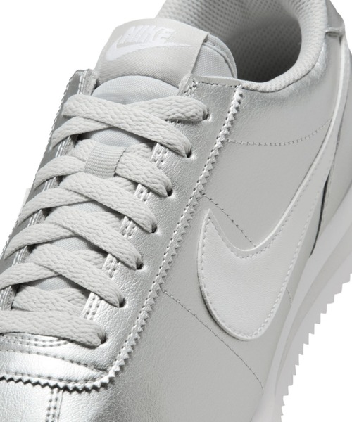 NIKE（ナイキ）の「ナイキ コルテッツ ウィメンズシューズ / Nike Cortez Women's Shoes IR0042-001 Metallic Silver（スニーカー・レディース・シルバー・22/26/25.5/25/24.5/24/23.5/23/22.5）」の7枚目の写真