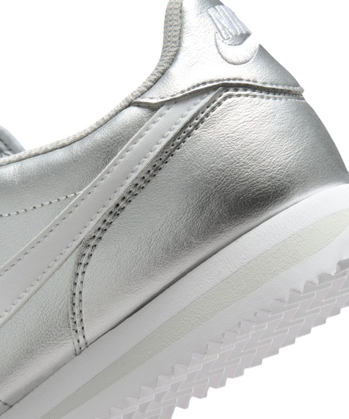 NIKE（ナイキ）の「ナイキ コルテッツ ウィメンズシューズ / Nike Cortez Women's Shoes IR0042-001 Metallic Silver（スニーカー・レディース・シルバー・22/26/25.5/25/24.5/24/23.5/23/22.5）」の8枚目の写真
