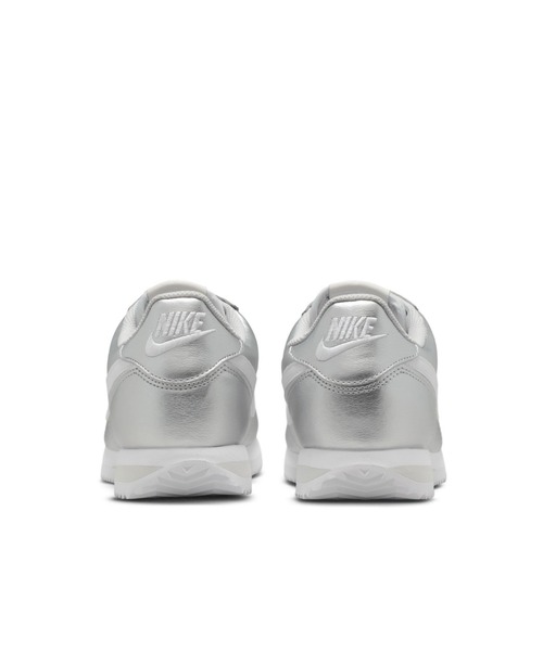 NIKE（ナイキ）の「ナイキ コルテッツ ウィメンズシューズ / Nike Cortez Women's Shoes IR0042-001 Metallic Silver（スニーカー・レディース・シルバー・22/26/25.5/25/24.5/24/23.5/23/22.5）」の6枚目の写真