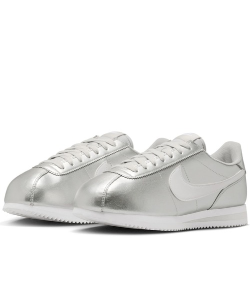 NIKE（ナイキ）の「ナイキ コルテッツ ウィメンズシューズ / Nike Cortez Women's Shoes IR0042-001 Metallic Silver（スニーカー・レディース・シルバー・22/26/25.5/25/24.5/24/23.5/23/22.5）」の5枚目の写真