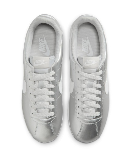 NIKE（ナイキ）の「ナイキ コルテッツ ウィメンズシューズ / Nike Cortez Women's Shoes IR0042-001 Metallic Silver（スニーカー・レディース・シルバー・22/26/25.5/25/24.5/24/23.5/23/22.5）」の4枚目の写真