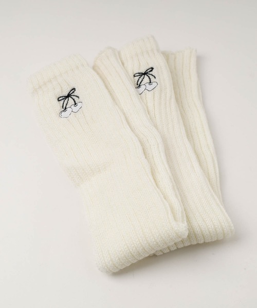 URBAN CHERRY（アーバンチェリー）の「ワンポイントチェリーロゴ刺繍ルーズソックス（レッグウォーマー・キッズ・ホワイト・FREE）」の5枚目の写真