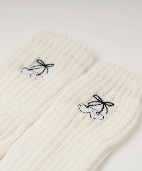 URBAN CHERRY（アーバンチェリー）の「ワンポイントチェリーロゴ刺繍ルーズソックス（レッグウォーマー・キッズ・ホワイト・FREE）」の7枚目の写真