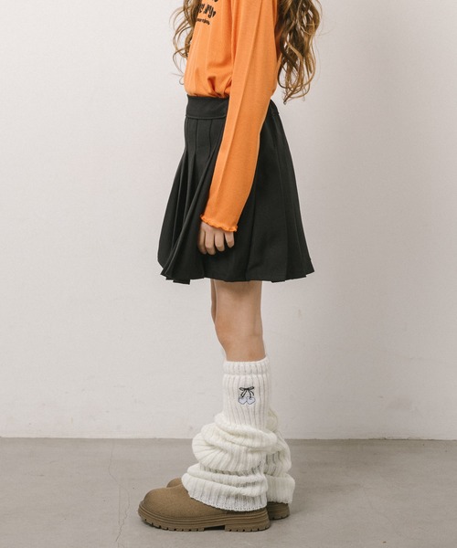 URBAN CHERRY（アーバンチェリー）の「ワンポイントチェリーロゴ刺繍ルーズソックス（レッグウォーマー・キッズ・ホワイト・FREE）」の2枚目の写真