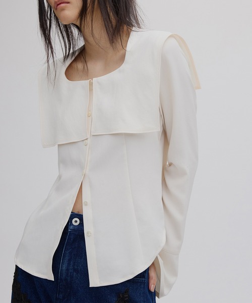 Ameri(アメリ)の「SQUARE COLLAR BACK SATIN BLOUSE(シャツ/ブラウス・レディース・アイボリー/ネイビー/ライトグリーン・SMALL/MEDIUM)」の1枚目の写真