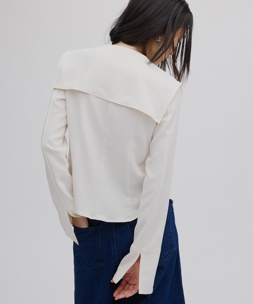 Ameri(アメリ)の「SQUARE COLLAR BACK SATIN BLOUSE(シャツ/ブラウス・レディース・アイボリー/ネイビー/ライトグリーン・SMALL/MEDIUM)」の9枚目の写真