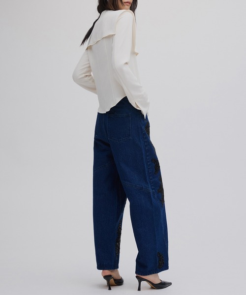 Ameri(アメリ)の「SQUARE COLLAR BACK SATIN BLOUSE(シャツ/ブラウス・レディース・アイボリー/ネイビー/ライトグリーン・SMALL/MEDIUM)」の6枚目の写真