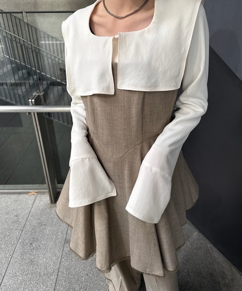 Ameri(アメリ)の「SQUARE COLLAR BACK SATIN BLOUSE(シャツ/ブラウス・レディース・アイボリー/ネイビー/ライトグリーン・SMALL/MEDIUM)」の5枚目の写真