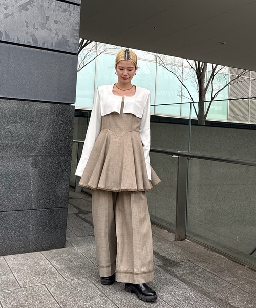 Ameri(アメリ)の「SQUARE COLLAR BACK SATIN BLOUSE(シャツ/ブラウス・レディース・アイボリー/ネイビー/ライトグリーン・SMALL/MEDIUM)」の4枚目の写真