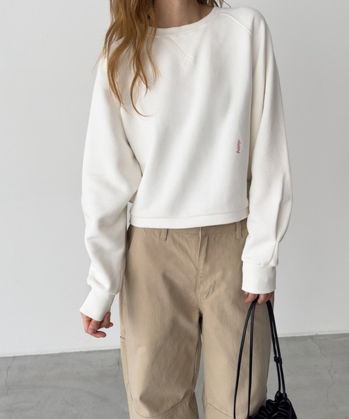 CANAL JEAN(キャナルジーン)の「HARING ラグランクロップドトレーナー 裏毛(スウェット・レディース・スミクロ/ライトアッシュグレー/オフホワイト・ONE SIZE)」の4枚目の写真