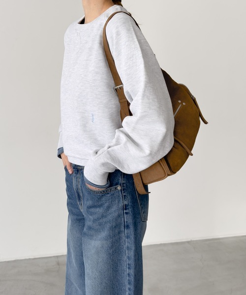 CANAL JEAN(キャナルジーン)の「HARING ラグランクロップドトレーナー 裏毛(スウェット・レディース・スミクロ/ライトアッシュグレー/オフホワイト・ONE SIZE)」の11枚目の写真