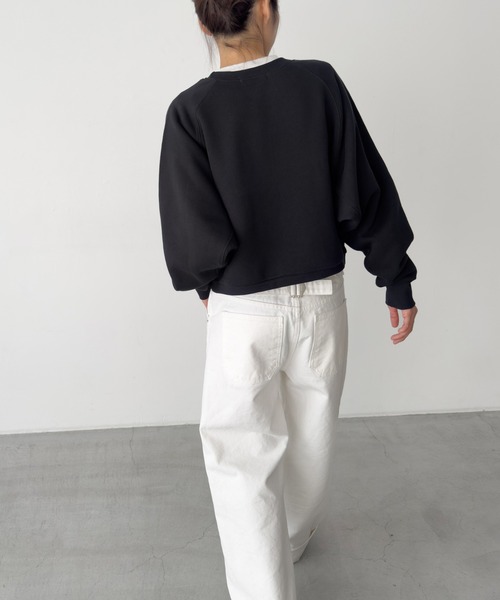 CANAL JEAN(キャナルジーン)の「HARING ラグランクロップドトレーナー 裏毛(スウェット・レディース・スミクロ/ライトアッシュグレー/オフホワイト・ONE SIZE)」の9枚目の写真