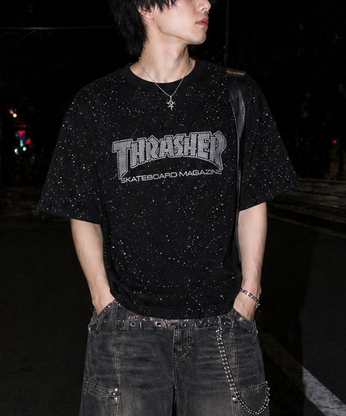THRASHER(スラッシャー)の「【at】〔THRASHER/スラッシャー〕ラメ総柄 ラインストーンロゴ 半袖Tシャツ シュート丈展開有り(Tシャツ/カットソー・メンズ・ブラック/ホワイト/ピンク・FREE/MEDIUM/LARGE)」の1枚目の写真