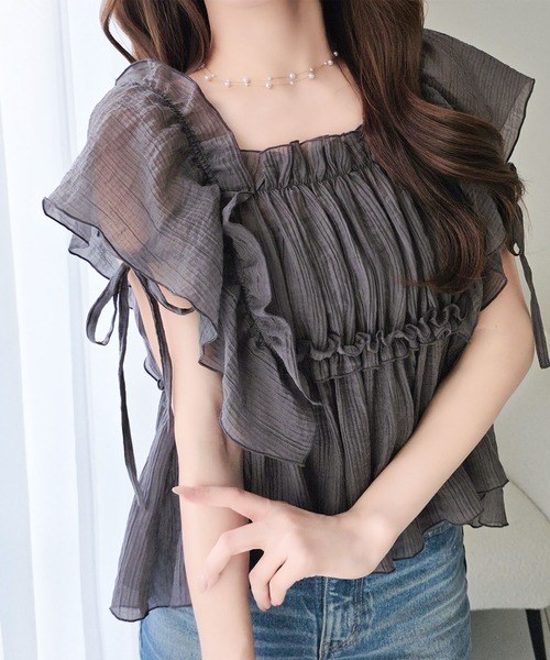 mily bilet(ミウィビレット)の「【mily bilet】フリルで華やかに着映える♪暑い日も着やすいシアー素材◎ オフショル2wayシャーリングシアーブラウス(シャツ/ブラウス・レディース・チャコール/アイボリー/ブルー・LARGE/MEDIUM/SMALL/X-LARGE)」の2枚目の写真