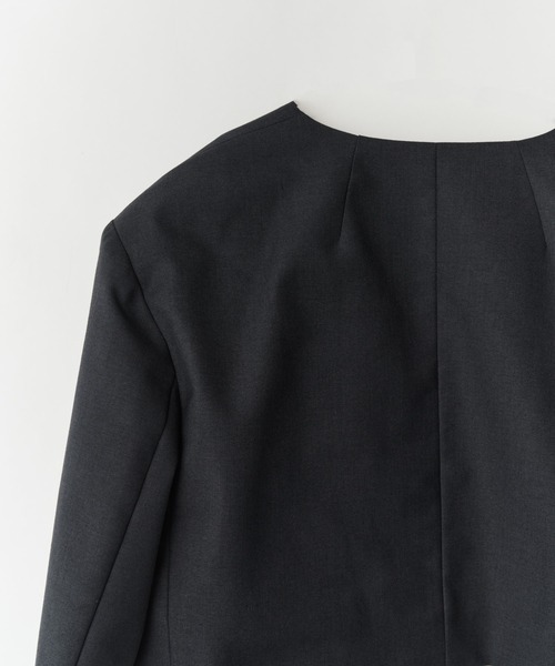 ANDRESD（アンドレスド）の「スラッシュポケットクロップドジャケット / slash pockets cropped jacket（ノーカラージャケット・レディース・グレイッシュベージュ/ブラック/チャコール・S/L/M）」の17枚目の写真