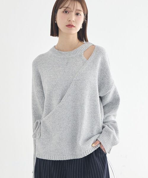 earth music&ecology(アースミュージックアンドエコロジー)の「サイドリボンカシュクールニット(ニット/セーター・レディース・サックスブルー/ライラック/グレー・FREE)」の2枚目の写真