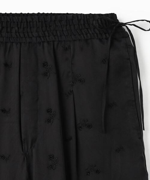 TICCA（ティッカ）の「TICCA | 〈別注〉 キュプラフラワーエンブロイダリーパンツ WOMEN（その他パンツ・レディース・チャコール・F）」の9枚目の写真