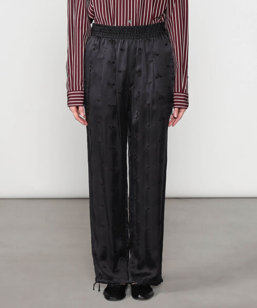 TICCA（ティッカ）の「TICCA | 〈別注〉 キュプラフラワーエンブロイダリーパンツ WOMEN（その他パンツ・レディース・チャコール・F）」の4枚目の写真