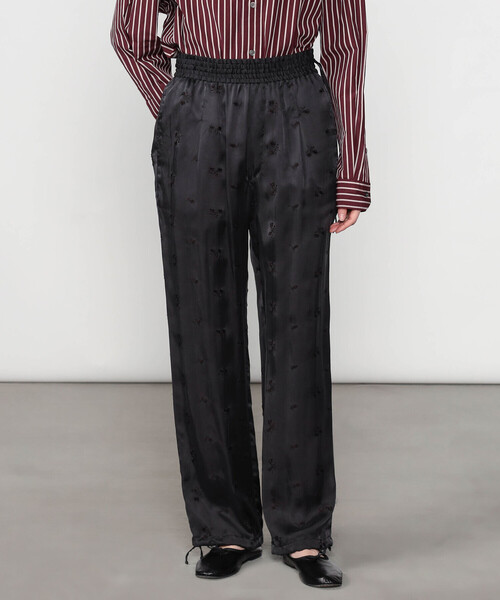 TICCA（ティッカ）の「TICCA | 〈別注〉 キュプラフラワーエンブロイダリーパンツ WOMEN（その他パンツ・レディース・チャコール・F）」の3枚目の写真