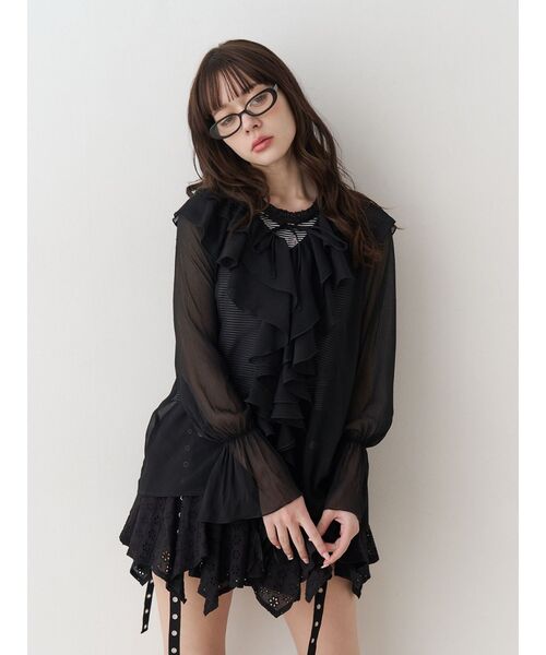 jouetie(ジュエティ)の「ラッフルフリルシアーシャツ(シャツ/ブラウス・レディース・グレー/ブラック/レッド・MEDIUM)」の2枚目の写真