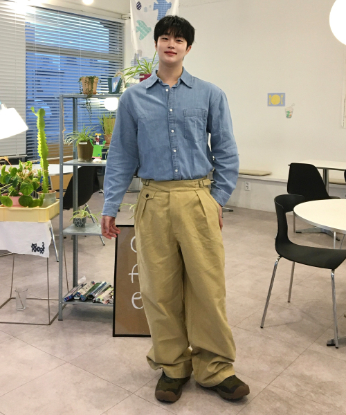 MINDBRIDGE(マインドブリッジ)の「デニムオーバーサイズデイリーシャツ - 3カラー(シャツ/ブラウス・メンズ・ライトグレー/ブラック/ライトインディゴブルー・100/110/95/105)」の12枚目の写真