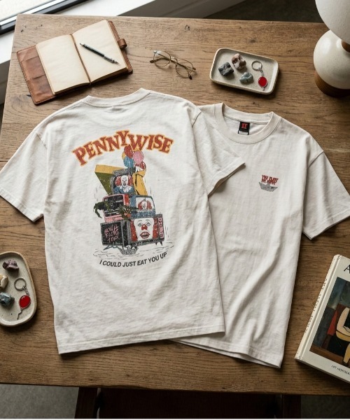 ALWAYS GOOD TIME(オルウェイズグッドタイム)の「【IT/イット】USD加工"ペニーワイズ"プリント半袖Tシャツ/Movie Tee/ユニセックス(Tシャツ/カットソー・メンズ・アイボリー/ホワイト系その他/スミクロ/ブラック系その他・LL/L/M)」の2枚目の写真