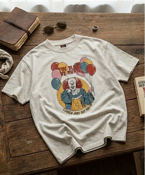 ALWAYS GOOD TIME(オルウェイズグッドタイム)の「【IT/イット】USD加工"ペニーワイズ"プリント半袖Tシャツ/Movie Tee/ユニセックス(Tシャツ/カットソー・メンズ・アイボリー/ホワイト系その他/スミクロ/ブラック系その他・LL/L/M)」の1枚目の写真