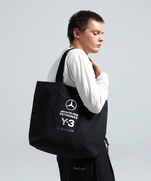 Y-3(ワイスリー)の「Y-3 MERCEDES-AMG PETRONAS FORMULA 1 TEAM TOTE(トートバッグ・メンズ・ブラック・ONE SIZE)」の1枚目の写真