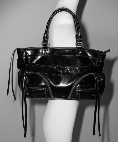 me+em select（ミームセレクト）の「【ショルダーにできる2WAY】 ベルテッドダブルジップポケットショルダーバッグ／ belted double zip pocket shoulder bag（ショルダーバッグ・レディース・ブラック・FREE）」の22枚目の写真