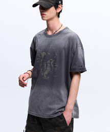 RSSC（アールエスエスシー）の「RIVET WASHED GRAPHIC T-SHIRT - CHARCOAL（Tシャツ/カットソー）」