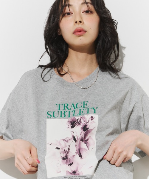 Unitage(ユニテージ)の「フラワーフォトTEE(Tシャツ/カットソー・レディース・チャコールグレー/ホワイト/グレー・FREE)」の3枚目の写真