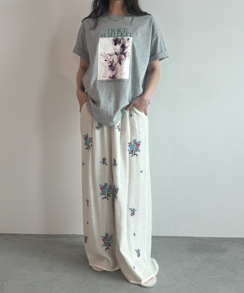 Unitage(ユニテージ)の「フラワーフォトTEE(Tシャツ/カットソー・レディース・チャコールグレー/ホワイト/グレー・FREE)」の4枚目の写真