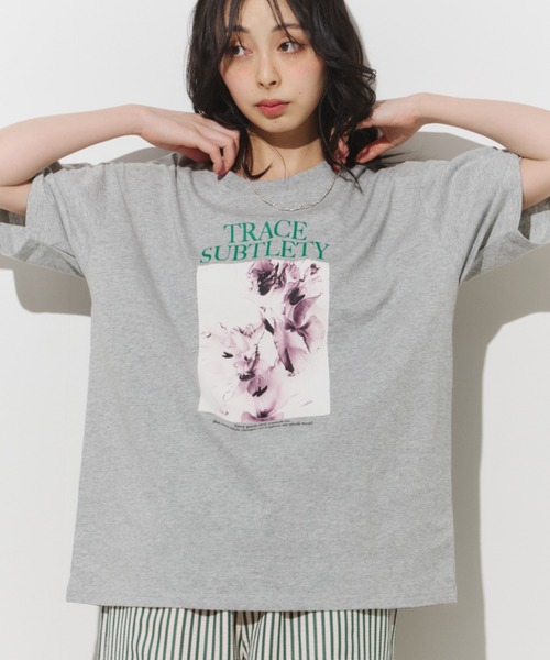 Unitage(ユニテージ)の「フラワーフォトTEE(Tシャツ/カットソー・レディース・チャコールグレー/ホワイト/グレー・FREE)」の11枚目の写真