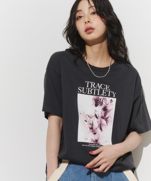 Unitage(ユニテージ)の「フラワーフォトTEE(Tシャツ/カットソー・レディース・チャコールグレー/ホワイト/グレー・FREE)」の7枚目の写真