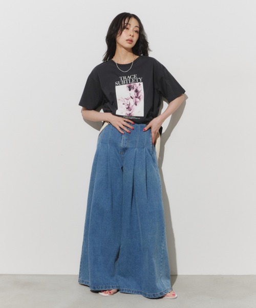 Unitage(ユニテージ)の「フラワーフォトTEE(Tシャツ/カットソー・レディース・チャコールグレー/ホワイト/グレー・FREE)」の9枚目の写真