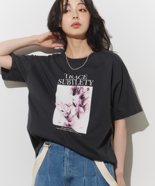 Unitage(ユニテージ)の「フラワーフォトTEE(Tシャツ/カットソー・レディース・チャコールグレー/ホワイト/グレー・FREE)」の8枚目の写真