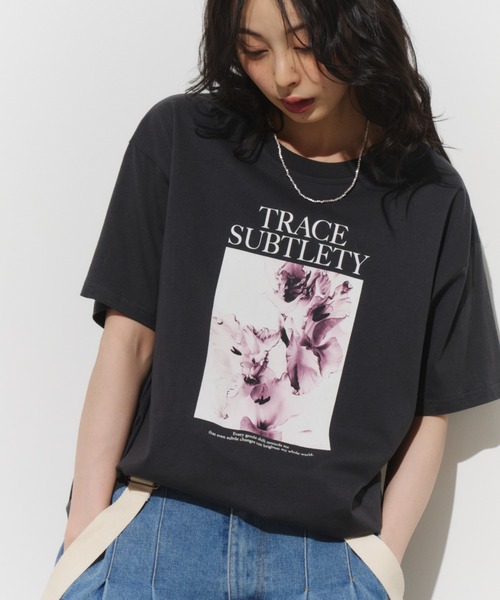 Unitage(ユニテージ)の「フラワーフォトTEE(Tシャツ/カットソー・レディース・チャコールグレー/ホワイト/グレー・FREE)」の6枚目の写真