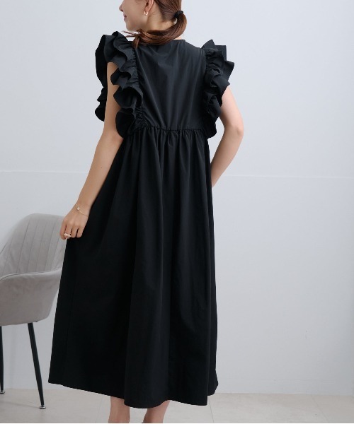 Neige(ネージュ)の「ショルダーフリルギャザーワンピース(ワンピース・レディース・ブラック/ベージュ・ONE SIZE)」の4枚目の写真