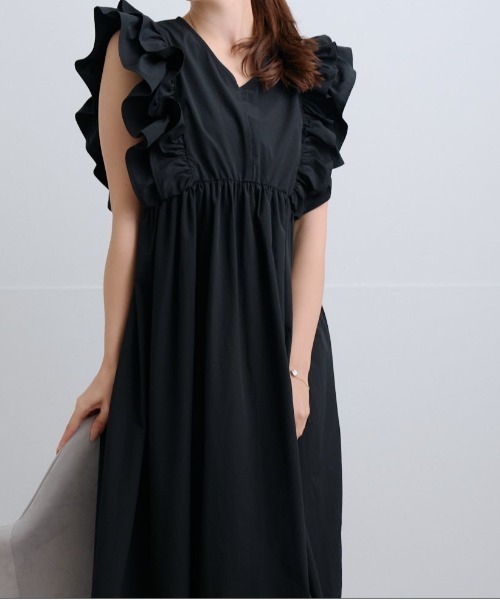 Neige(ネージュ)の「ショルダーフリルギャザーワンピース(ワンピース・レディース・ブラック/ベージュ・ONE SIZE)」の5枚目の写真